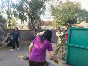 Gotong Royong Jumat Bersih, Wujud Kebersamaan Babinsa dan Warga Serangan Jaga Lingkungan