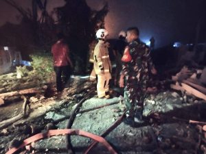 Cegah Api Merambat, Babinsa Bersama Damkar Padamkan Kebakaran Sampah di Bekas TPA Buduk