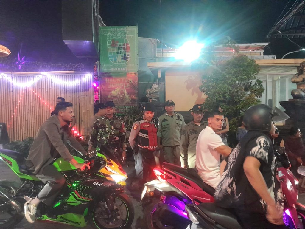 Patroli Gabungan Malam Hari di Kuta Utara, Babinsa Desa Canggu Pastikan Wilayah Aman dan Kondusif