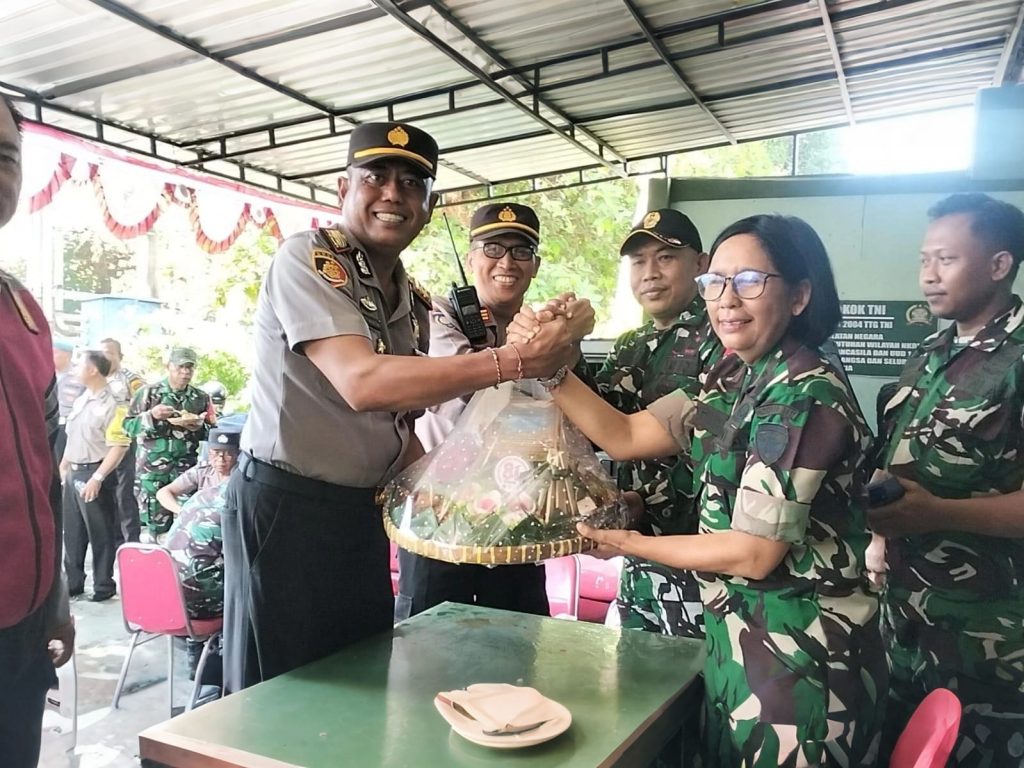 Silaturahmi Hangat di Koramil Densel, Polsek Benoa dan Denpasar Selatan Serahkan Tumpeng Ucapan HUT TNI ke-81
