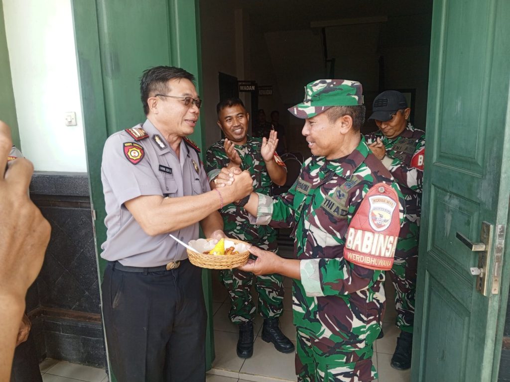 Wujud Kebersamaan TNI–Polri: Tumpeng Ucapan HUT TNI Diterima Hangat di Koramil 1611-04/Mengwi