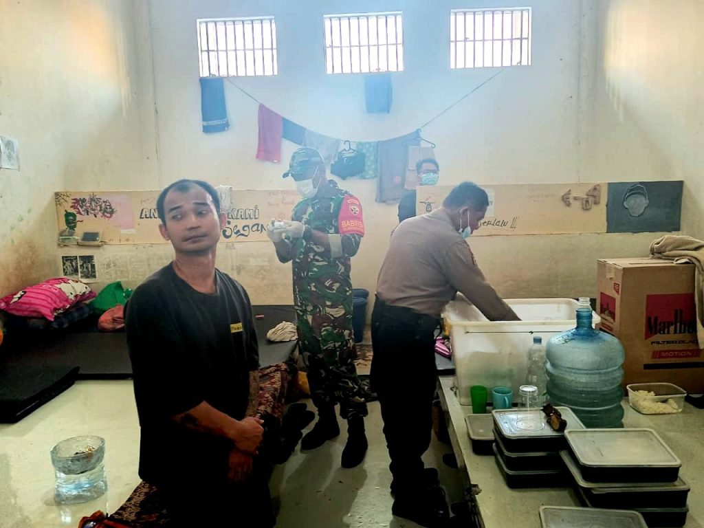 Rabu Malam, Babinsa Serka Reinnold Ikut Kawal Pengawasan Ketat di Lingkungan Lapas Kerobokan