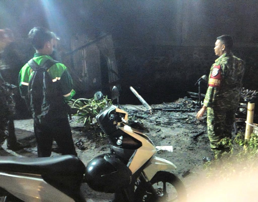 Diduga Korsleting Listrik, Rumah Bedeng Ludes Terbakar – Sigap! Babinsa & Warga Bantu Padamkan Api