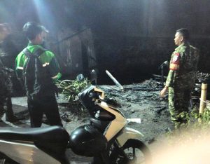 Diduga Korsleting Listrik, Rumah Bedeng Ludes Terbakar – Sigap! Babinsa & Warga Bantu Padamkan Api