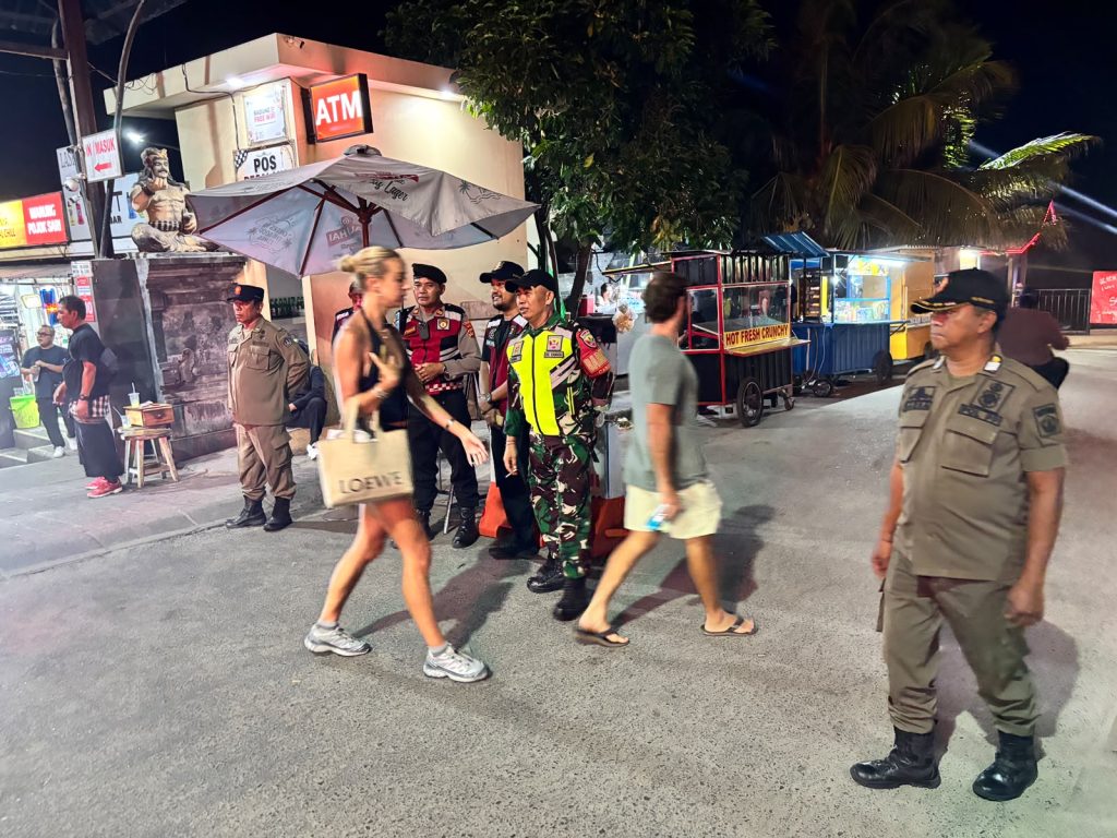 Jaga Keamanan Malam Hari – Babinsa dan Polsek Gelar Patroli Gabungan di Kuta Utara