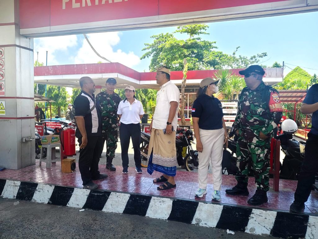 Antrean Capai 600 Meter – Danramil Kuta Imbau Masyarakat Tetap Tenang dan Bijaksana Saat Isi BBM