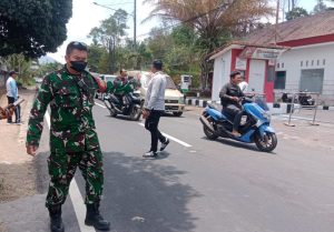 Pantau Kelangkaan BBM – Babinsa: SPBU Nungnung Terkendali dan Kondusif di Tengah Kelangkaan BBM