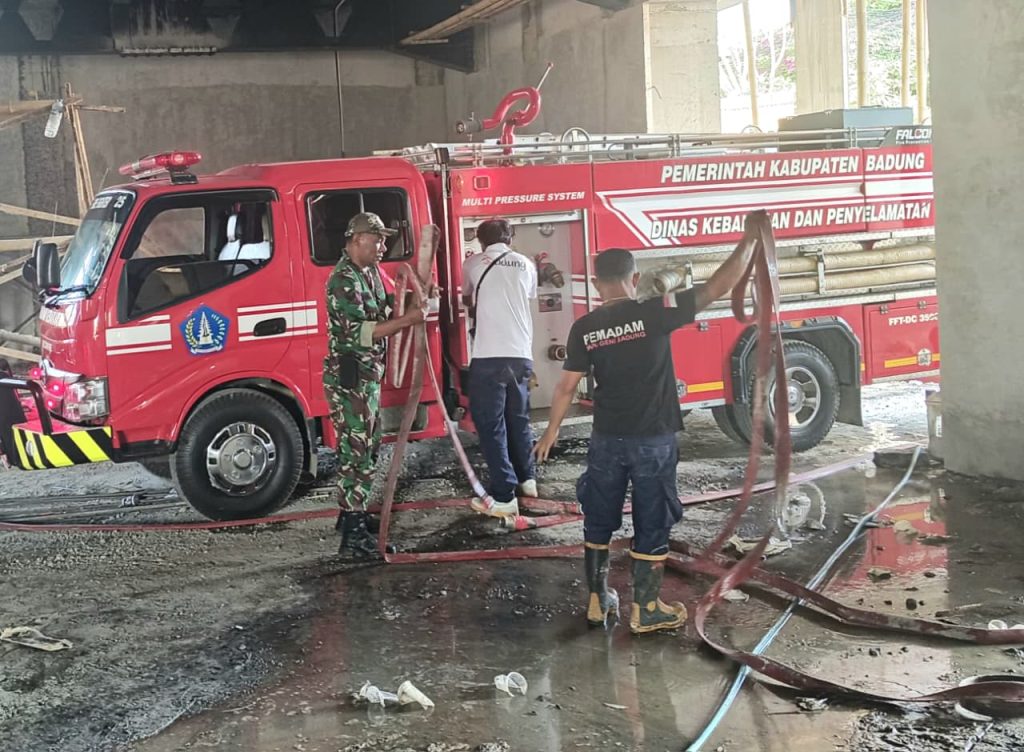 Sigap, Babinsa dan Petugas Damkar Padamkan Kebakaran di Lokasi Proyek Umalas, Tak Ada Korban Jiwa