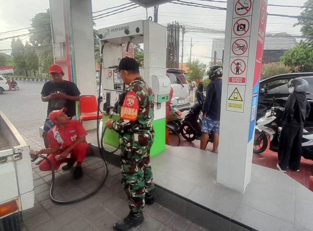 Kodim 1611/Badung Terus Siagakan Personel, Situasi Antrean BBM di Denpasar Selatan Terpantau Aman