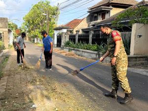 Wujudkan Lingkungan Sehat dan Asri – Babinsa Renon Ajak Warga Gotong Royong Bersih-Bersih