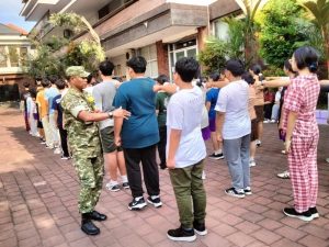 Bentuk Generasi Tangguh dan Berkarakter: Babinsa Kuta Selatan Gelar Materi Wasbang di SMK Widiatmika