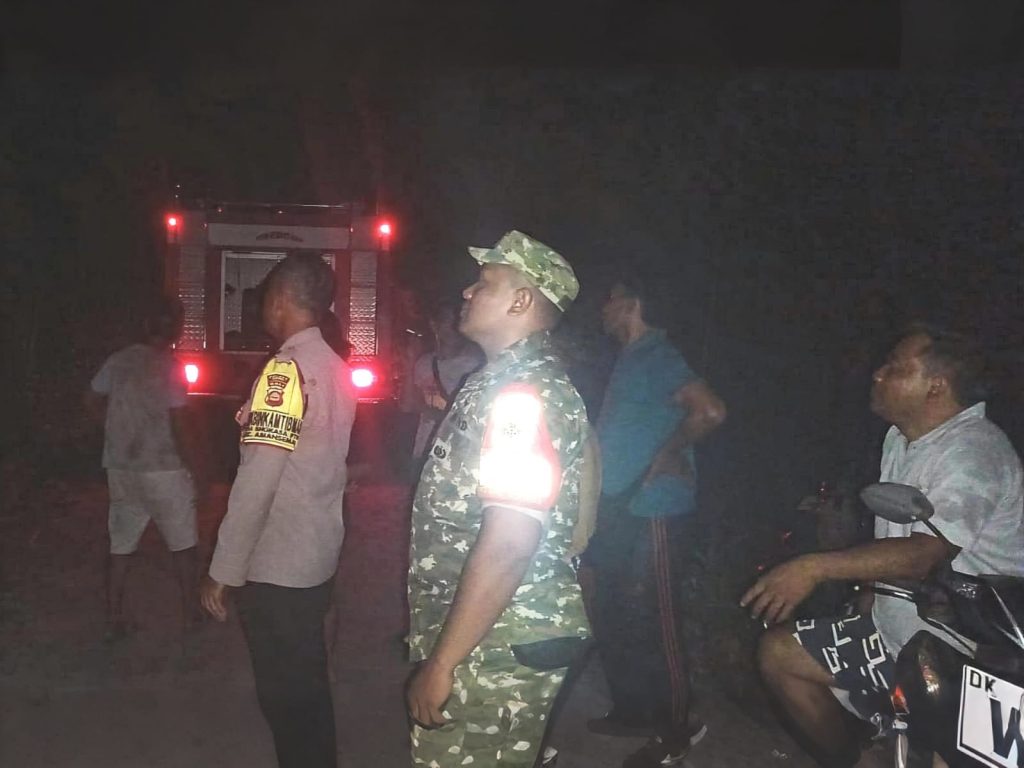 Jumat Sore, Respon Cepat Babinsa Bersama Damkar Padamkan Kebakaran Lahan Kosong di Desa Bongkasa Pertiwi