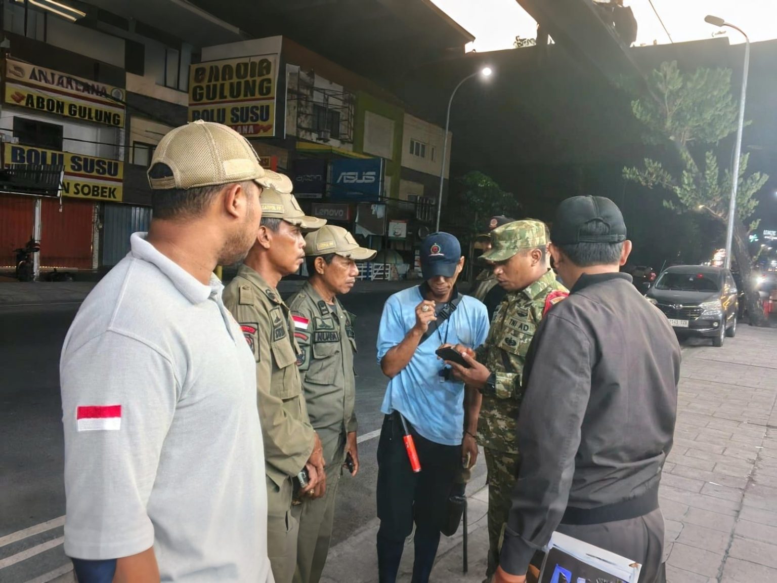 Babinsa Tuban: Patroli Malam, Nyata Hadir Memberi Rasa Aman & Nyaman Bagi Warga dan Wisatawan