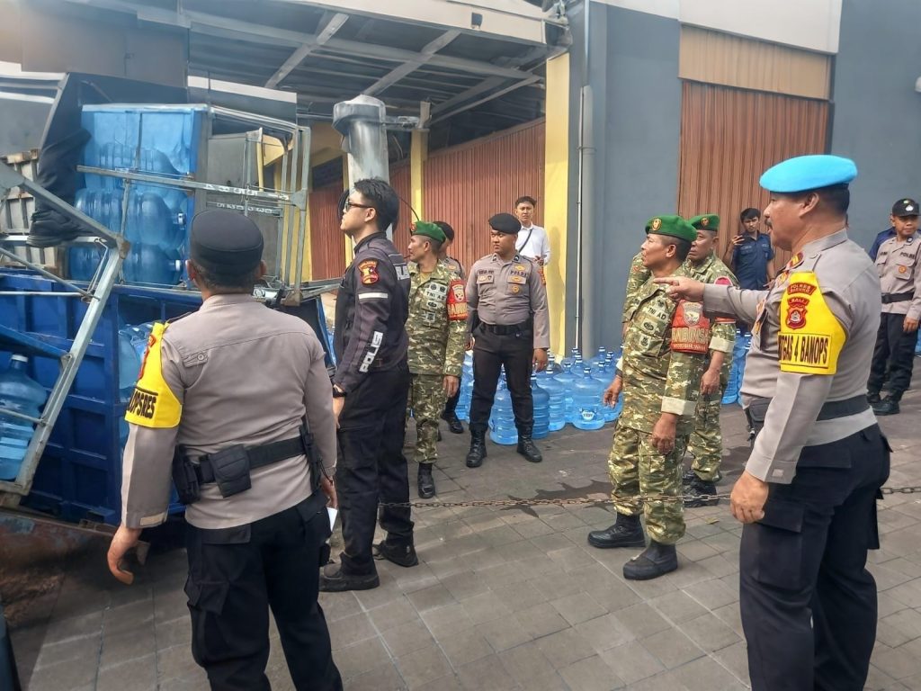Sinergitas Koramil 1611-04/Mengwi Tangani Truk Anjlok di Jalan Raya Mengwi, Lalu Lintas Kembali Normal