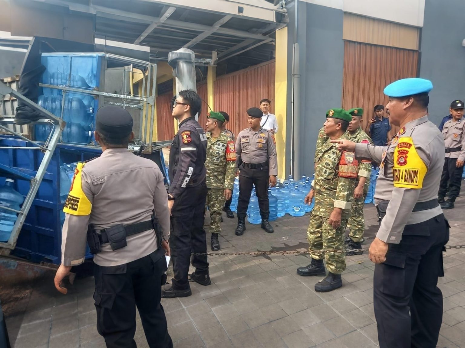 Sinergitas Koramil 1611-04/Mengwi Tangani Truk Anjlok di Jalan Raya Mengwi, Lalu Lintas Kembali Normal